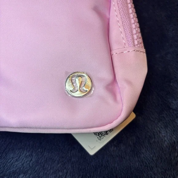 Lululemon Everywhere Belt Bag Wordmark - Picture 10 of 11